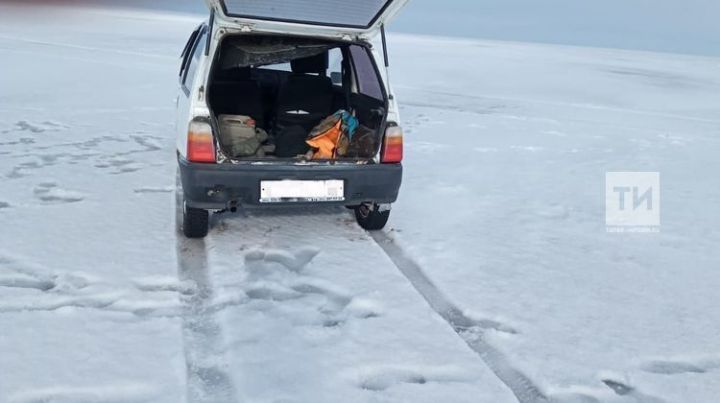 В Татарстане оштрафовали рыбака, который выехал на лед на авто с товарищами