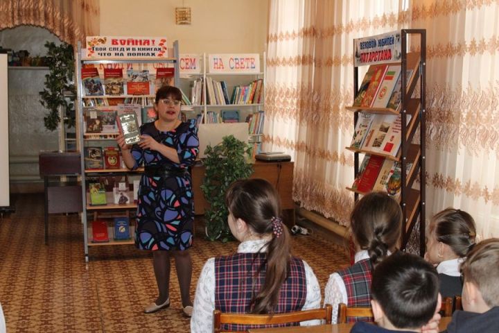 Для тетюшских школьников провели обзор книжной выставки о войне