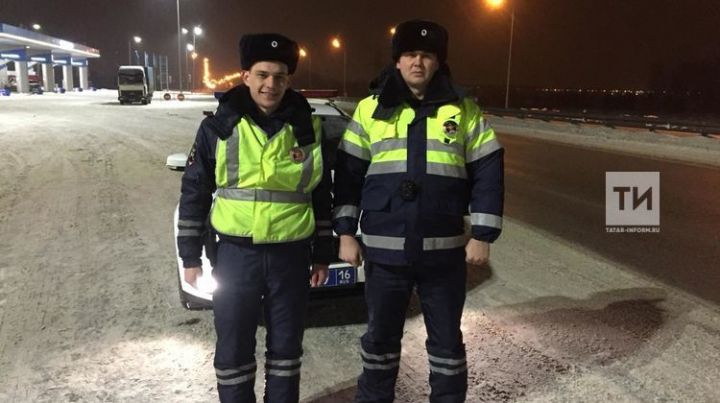 В Татарстане на трассе М7 инспекторы ДПС помогли автоледи заменить лопнувшее колесо автомобиля