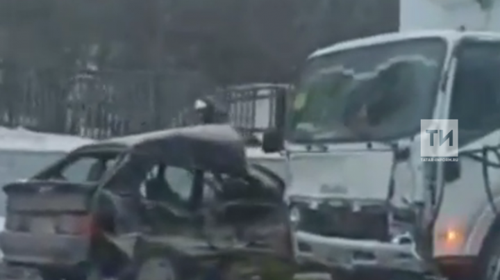 В Татарстане в ДТП пострадала автоледи при столкновении с грузовиком