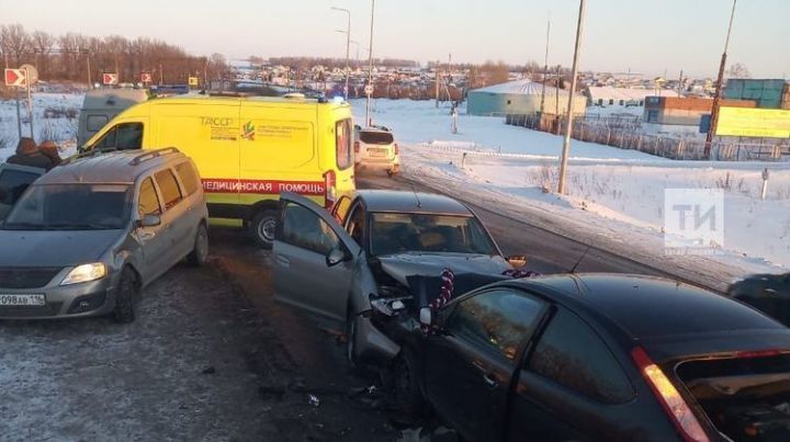 Шесть человек пострадали в ДТП в Татарстане с автомобилем из свадебного кортежа