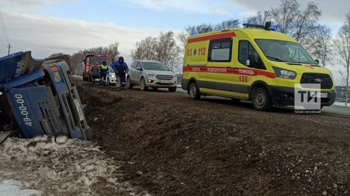 В Татарстане на трассе М7 вылетел с дороги грузовик: водитель остался жив