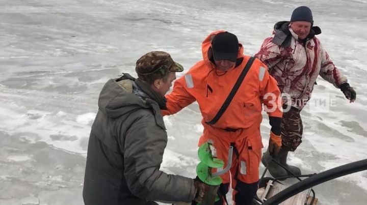 В Татарстане рыбаку, провалившемуся под лед, на помощь пришли спасатели