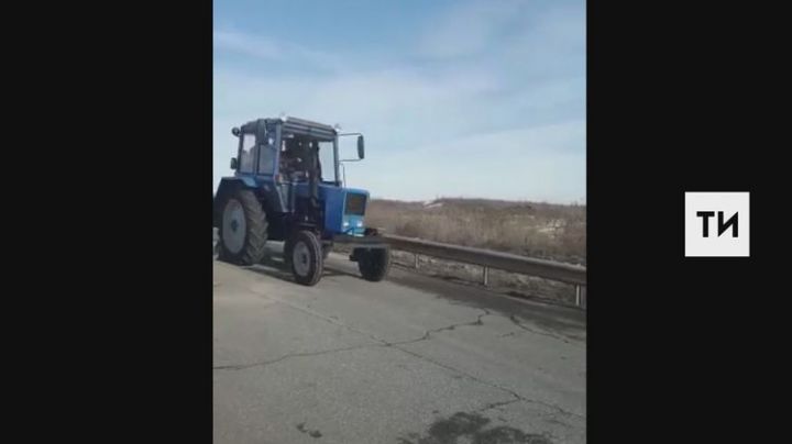 Опубликовано видео, как трактор падает с моста в реку в соседнем с Тетюшами районе