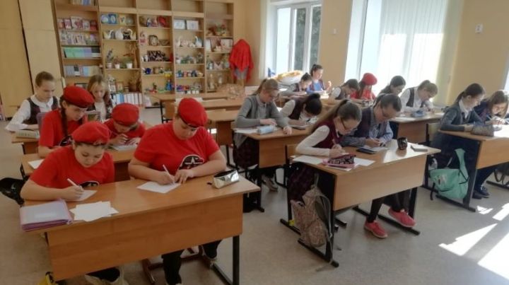 В Тетюшской школе №1 прошла акция «Напиши письмо солдату»