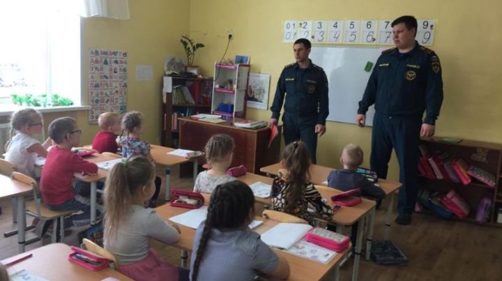 В Тетюшах, в детском саду "Сказка"  провели беседу с детьми по пожарной безопасности