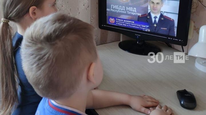 В Татарстане инспекторы ГИБДД провели первый видеоурок с детьми по ПДД