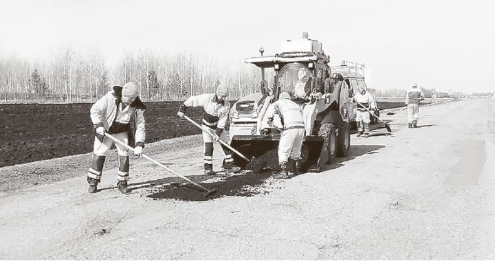Тетюшские дорожники ведут ямочный ремонт асфальтобетонного покрытия