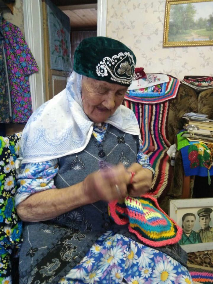 В свои 92 года Сажида апа с увлечением занимается рукоделием
