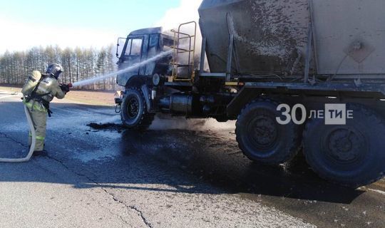 В Татарстане на трассе сгорел цементовоз