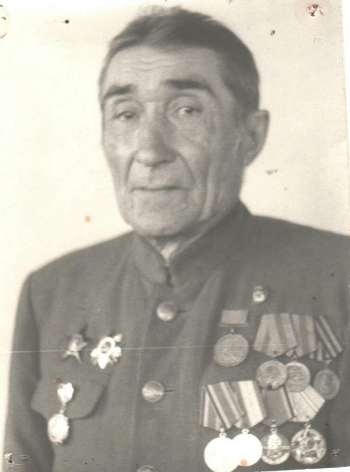 Раков Алексей Дмитриевич с боями прошёл до самого Берлина и в день Победы расписался на стене рейхстага