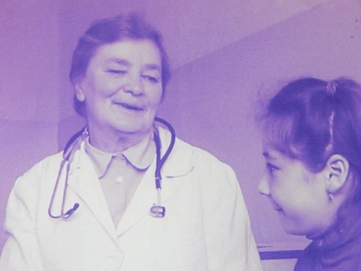 Более пятидесяти лет лечила педиатр маленьких тетюшан