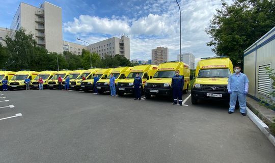 Президент Татарстана вручил медикам ключи от автомашин скорой помощи