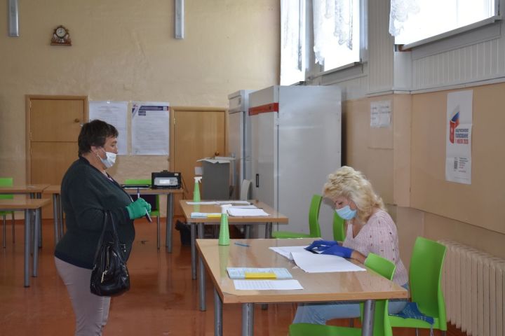 Избирательный участок № 2586, расположенный в Тетюшской средней школе №2, открылся в 8 часов