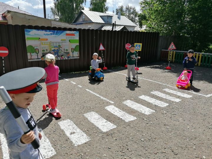Воспитанники детсада «Берёзка» города Тетюши призывают всех соблюдать правила дорожного движения