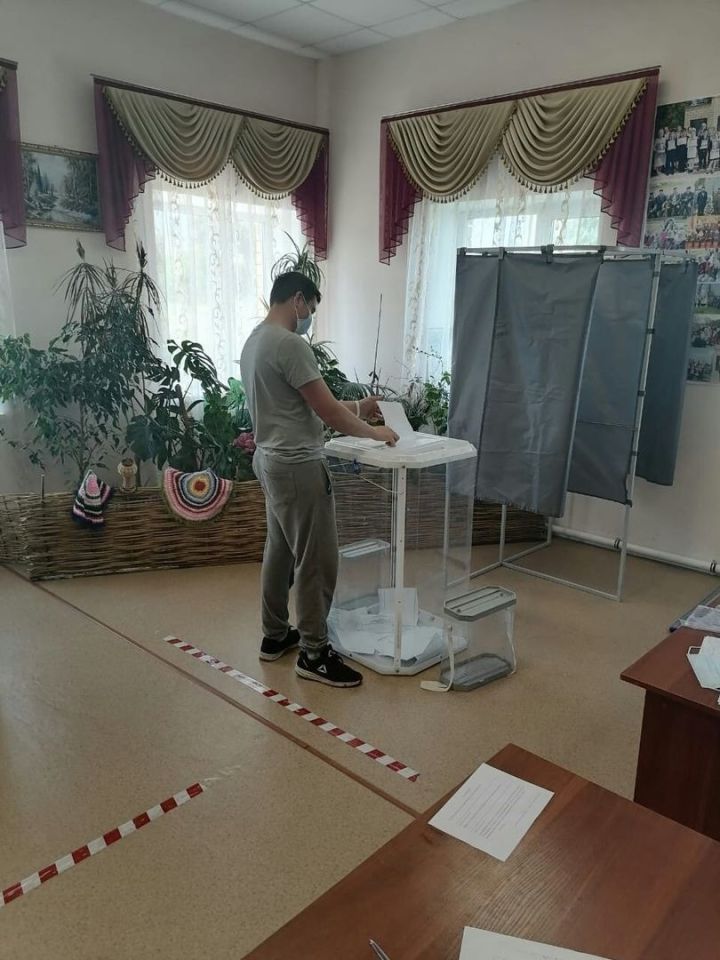 Жители Большеатрясского сельского поселения активно досрочно голосуют
