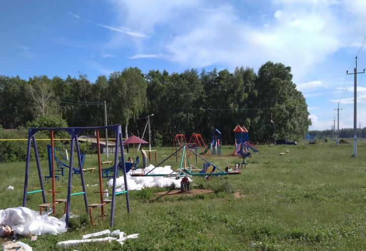 В Тетюшах идет установка конструкций оборудования детской площадки