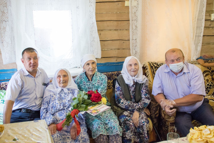 Жительница села Кляшево Тетюшского района отметила свой 100-летний юбилей