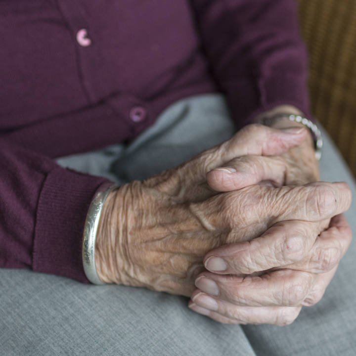ПФР рекомендует начать формировать пенсионные права сегодня, оформив уход за престарелым