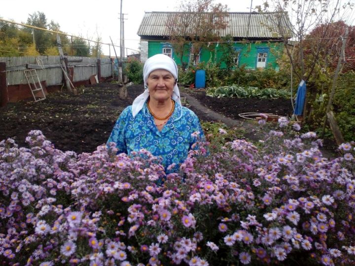Надежда Лапаева  родилась в деревне  Красный Восток,  в семье, где было  8 детей