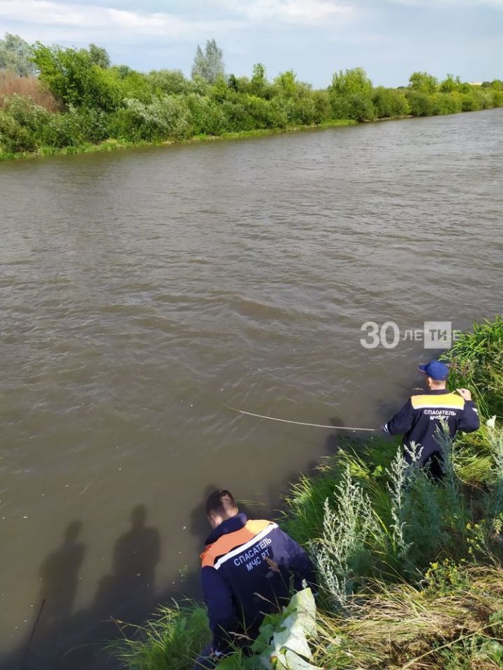 ЧП в Татарстане:  легковушка упала с обрыва в реку и утонула, водитель погиб