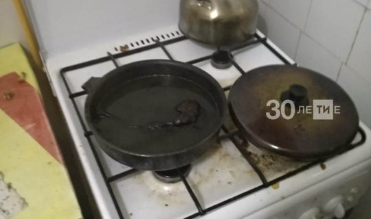 Татарстанец едва не погиб, забыв на включенной плите сковородку с едой
