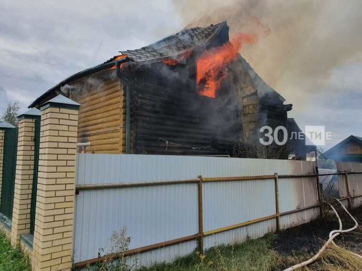 Загоревшийся в Татарстане частный дом тушили водой из реки