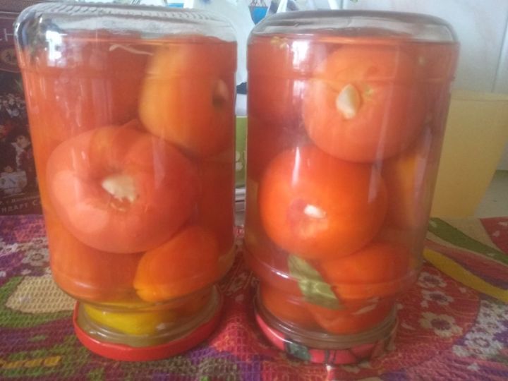 Пикантные помидоры с чесноком.