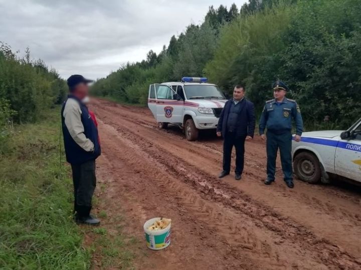 В Татарстане в лесу спасатели три часа искали грибников