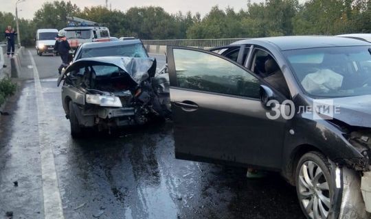Три человека пострадали в ДТП с двумя легковушками в столице Татарстана