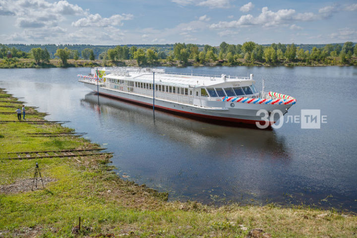 В Татарстане спустили на воду первое в России пассажирское судно, работающее на сжиженном природном газе