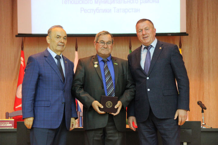 Почетное звание «Заслуженный работник сельского хозяйства Республики Татарстан» &shy;присвоено &shy;директору сельхозпредприятия «Бакрчи»