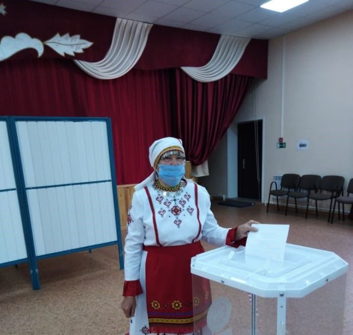 Жительницы Большого Шемякина пришли на участок в национальных костюмах
