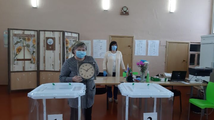 Первого, пришедшего в Единый день голосования на избирательный участок № 2586 в Тетюшах, ждал сюрприз от газеты "Авангард"