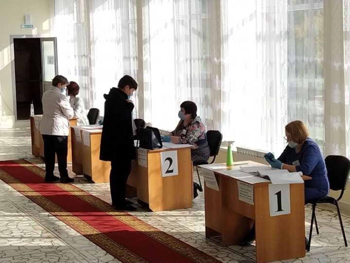 На избирательный участок в Тетюшском РДК с раннего утра идут горожане