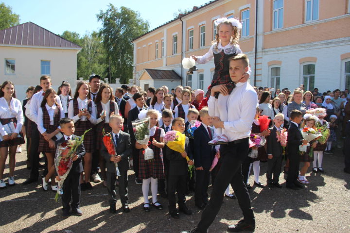 В этом году школы Тетюшского района встретили 197 первоклассников