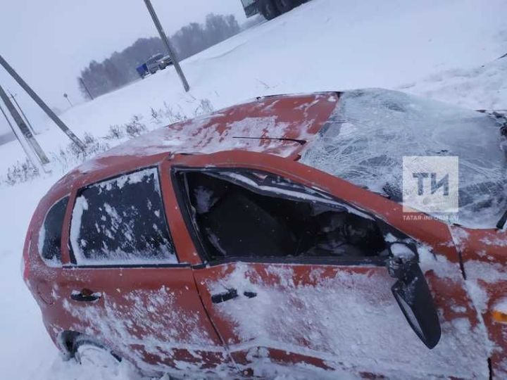 ДТП в Татарстане: легковушка на большой скорости вылетела в кювет, есть пострадавшие