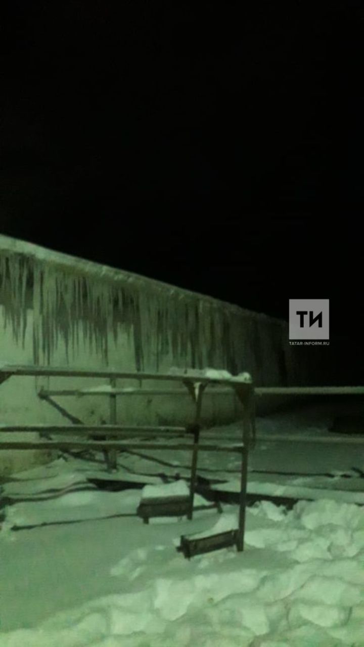 В Татарстане на одной из ферм, горящий трактор потушили водой из ведер