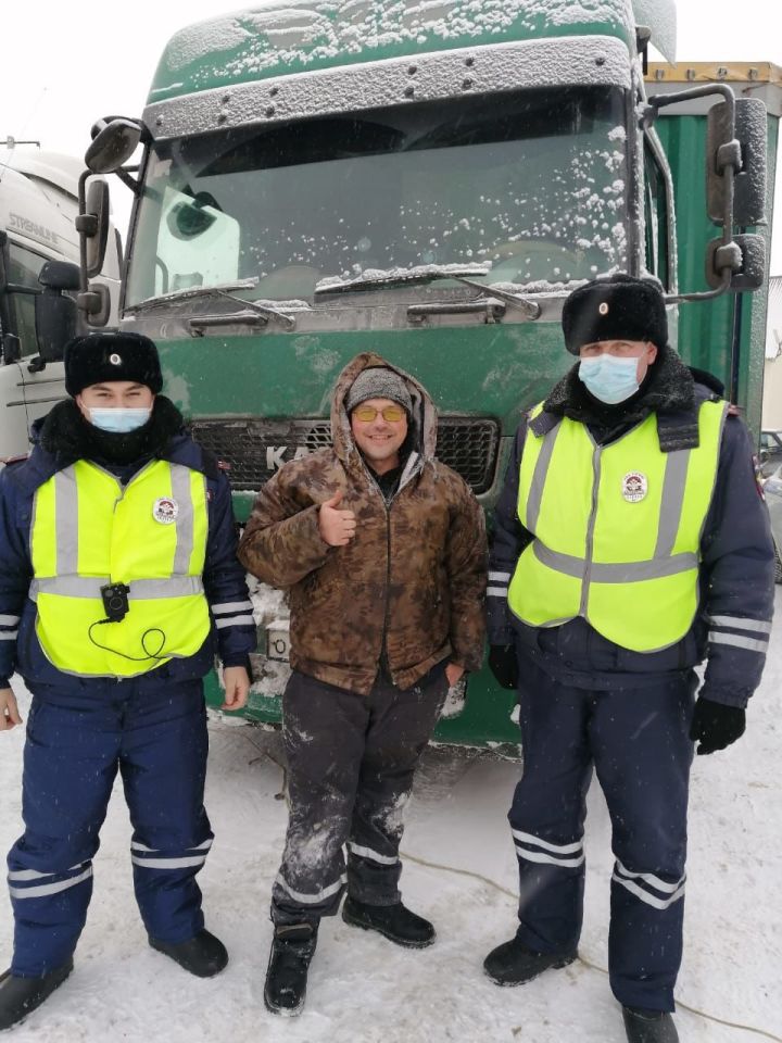 В Татарстане автоинспекторы оказали помощь дальнобойщику из Тюмени, попавшему в сложную ситуацию
