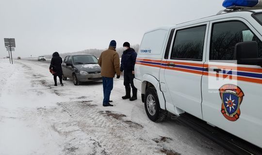 На трассе М7 в Татарстане спасатели помогли мужчине и женщине, которые замерзали в сломанном авто