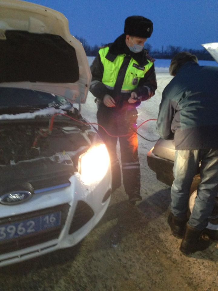 В Татарстане автоинспекторы помогли замерзающим на трассе водителю и пассажирке авто