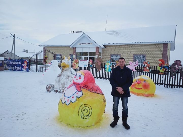 Житель села Жуково изготовил из снега сказочных героев