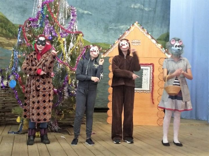 В Урюмском Доме культуры прошла праздничная программа «Чудеса у Новогодней ёлки»