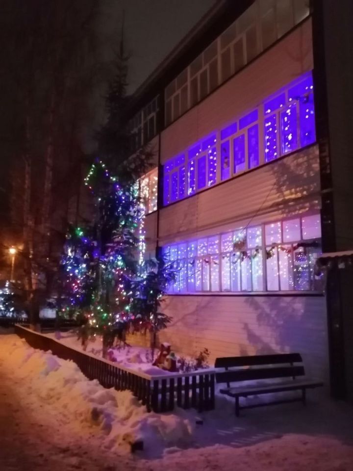 В Тетюшах жильцы одного из домов по улице Школьной создают новогоднее настроение