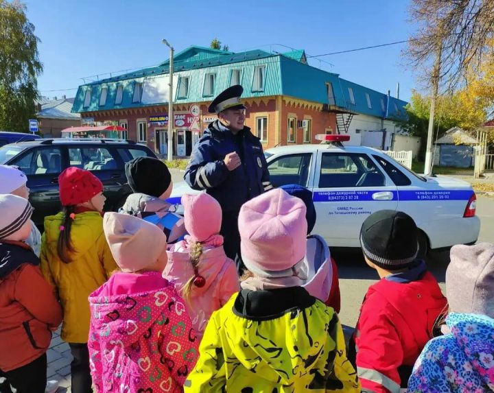Воспитанники детсада города Тетюши встретились с сотрудниками Госавтоинспекции района