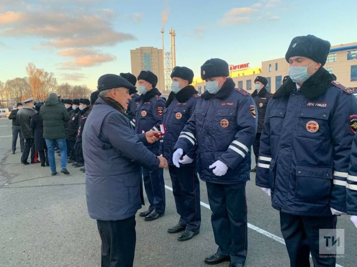 Рустам Минниханов вручил татарстанским полицейским ключи от 63 новых автомобилей