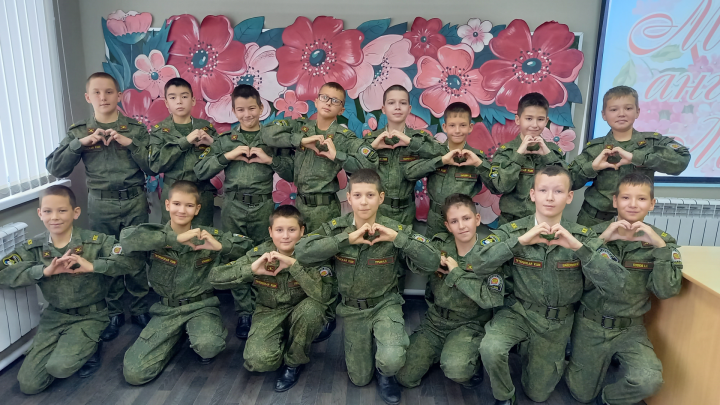 В Тетюшской кадетской школе-интернате провели фотоакцию ко Дню Матери