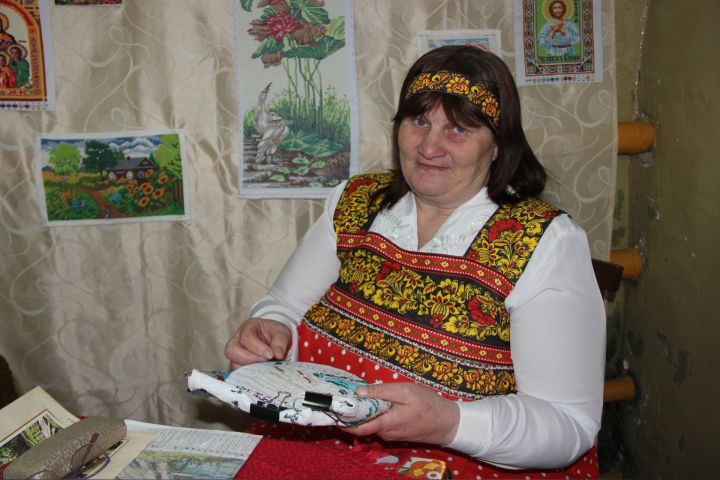 Сельчанка Любовь Иванова любит вязать, вышивать крестиком