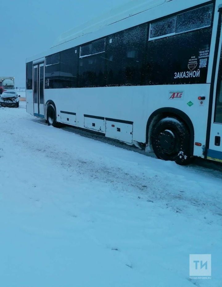 В Татарстане на автодороге произошло столкновение легковушки с автобусом