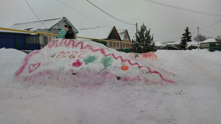В селе Кляшево жители улицы Валиуллина собрались и все вместе сделали ледяную горку для детей